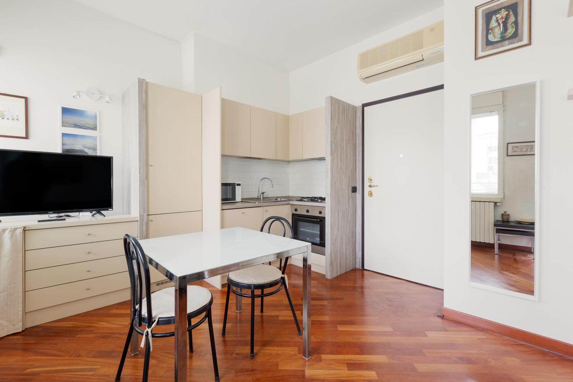 Bright & Comfy Apartment With Parking Milano Eksteriør bilde